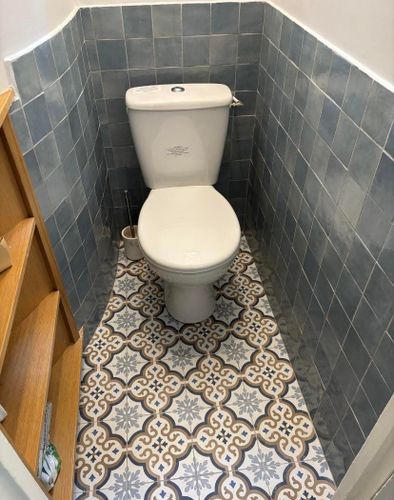 installation de toilettes réalisée par un expert qualifié pour un service fiable, rapide et conforme aux normes.