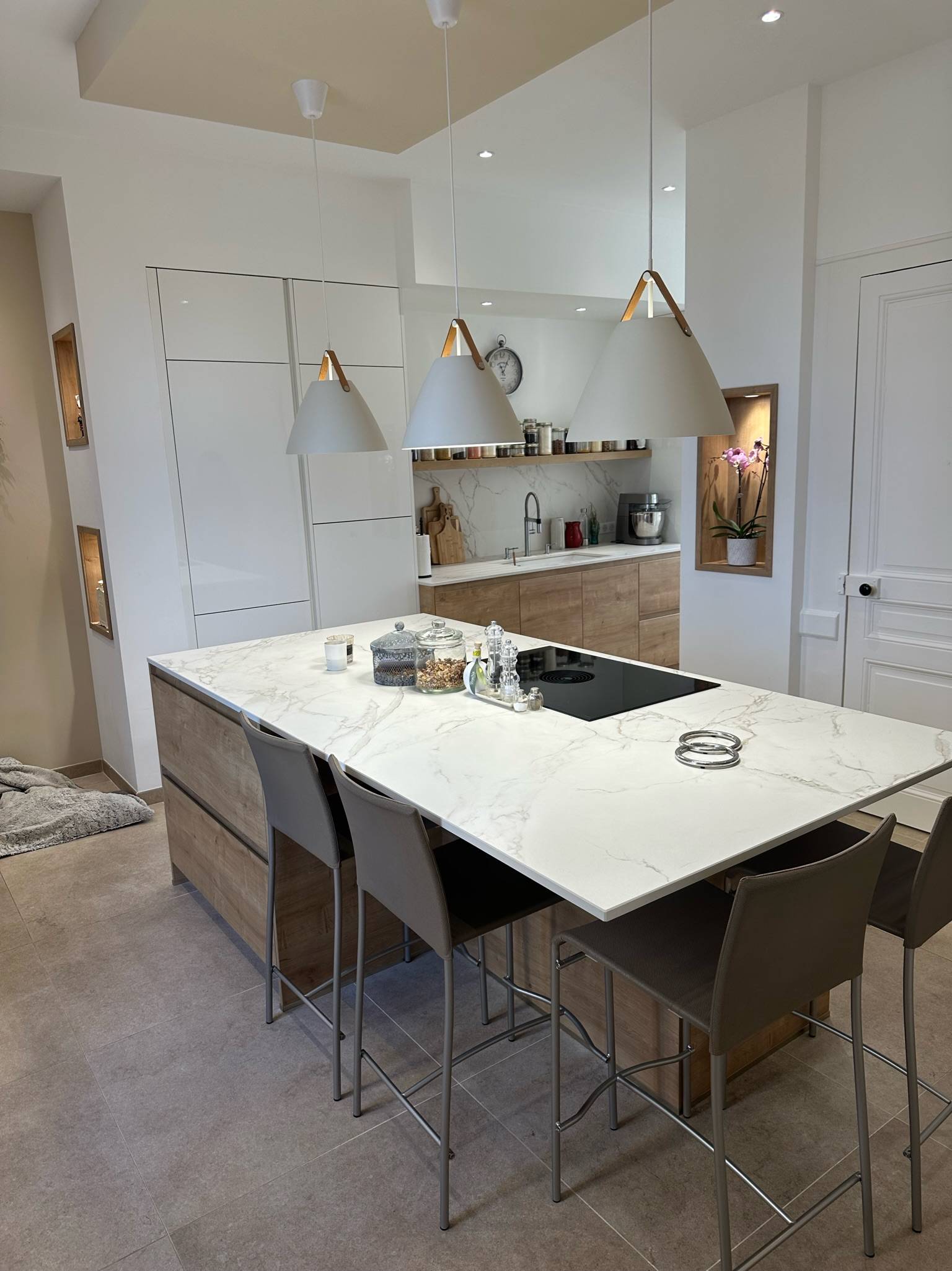 découvrez comment installer facilement une cuisine équipée, avec des conseils pratiques pour optimiser l'espace et choisir les meilleurs équipements.