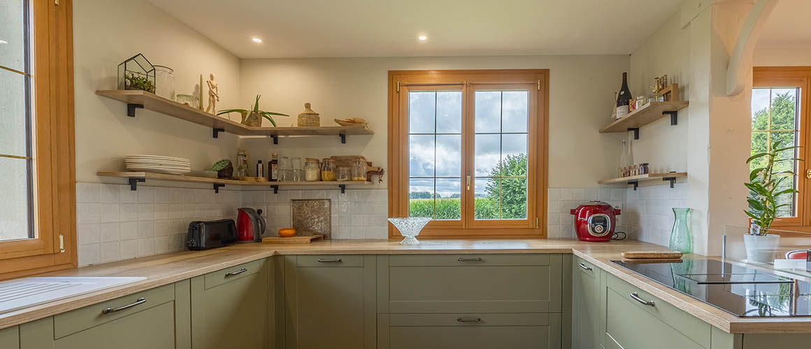 découvrez comment intégrer habilement un meuble de cuisine ancien dans une décoration moderne pour un espace unique et harmonieux.