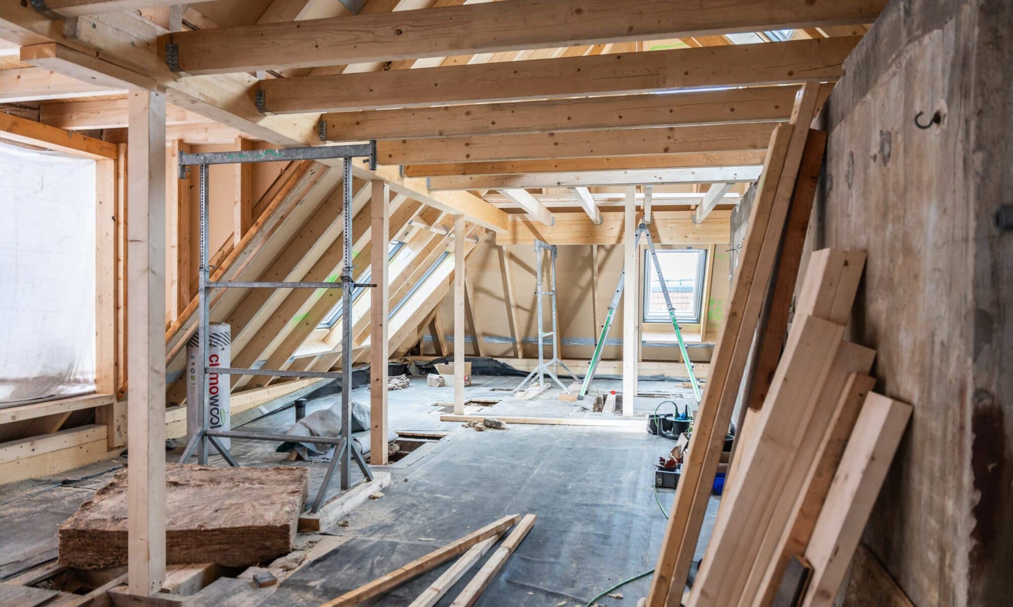 découvrez nos solutions efficaces d'isolation des combles pour améliorer le confort thermique de votre maison et réduire vos factures d'énergie.