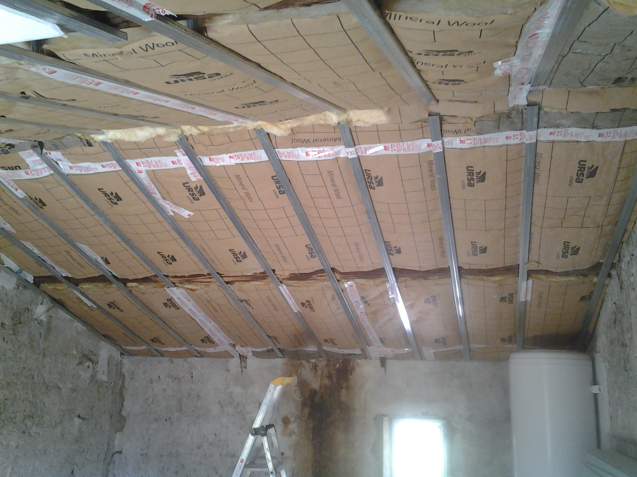 découvrez nos solutions efficaces pour l'isolation de plafond avec ba13, alliant confort thermique et réduction des nuisances sonores.