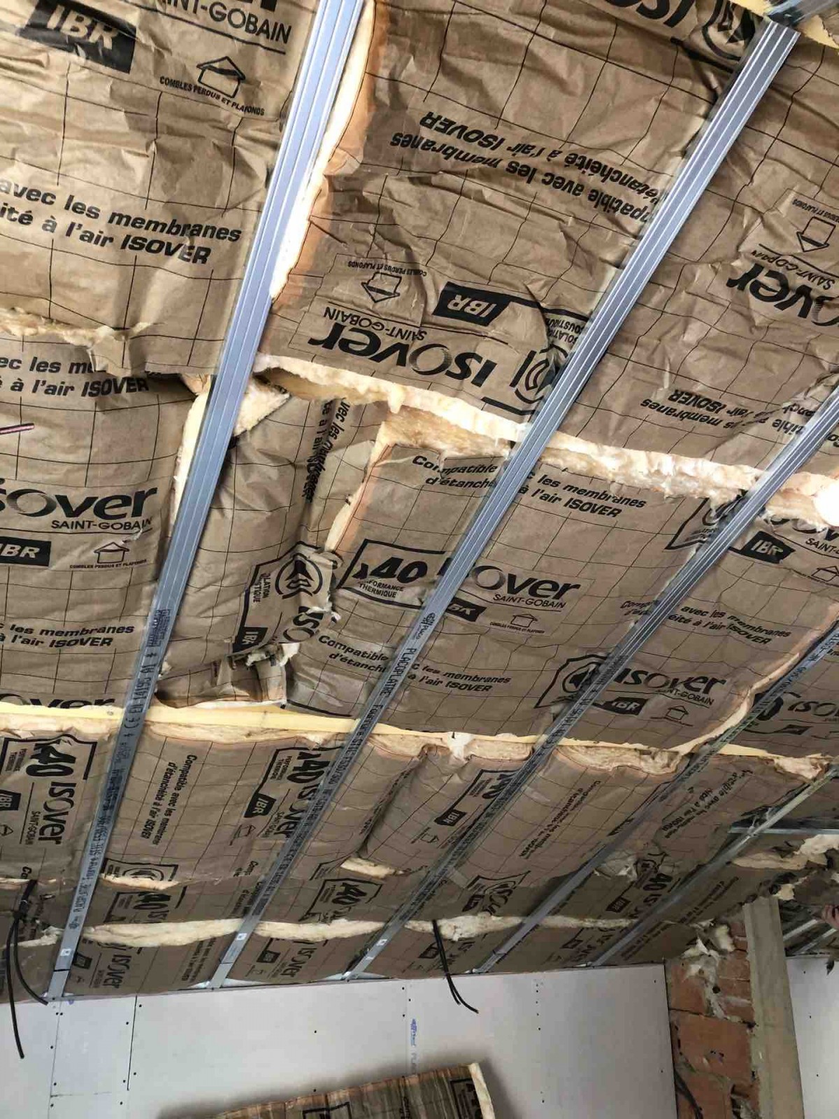 optimisez le confort thermique et acoustique de votre maison grâce à une isolation efficace des plafonds et combles. réduisez vos dépenses énergétiques et améliorez votre qualité de vie.