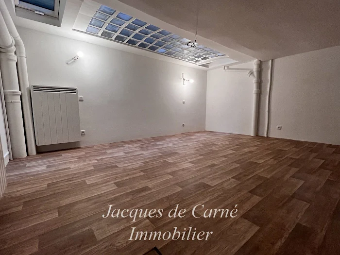 découvrez ce loft à rénover situé au cœur de paris, offrant un fort potentiel pour créer un espace de vie unique et personnalisé. idéal pour les amateurs de rénovation et de design.