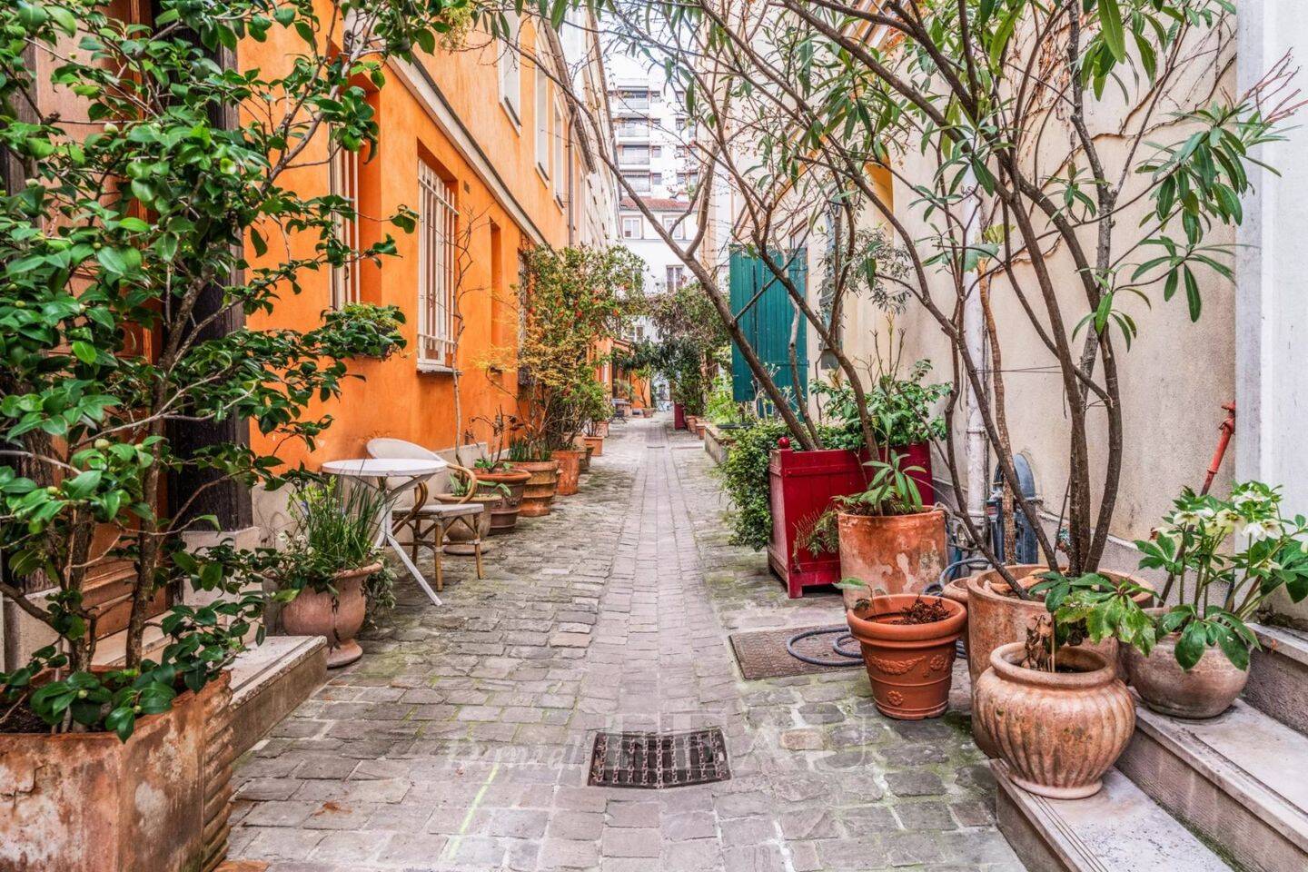 découvrez cette maison à rénover située dans le quartier prisé du 5ème arrondissement de paris. une opportunité unique pour créer votre espace de vie idéal au cœur de la capitale.