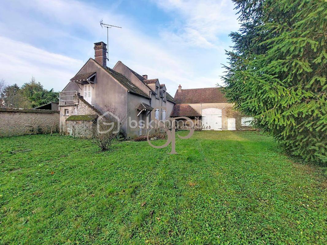 découvrez une maison à rénover située près d'une gare à paris, offrant un fort potentiel pour un projet immobilier unique au cœur de la capitale.