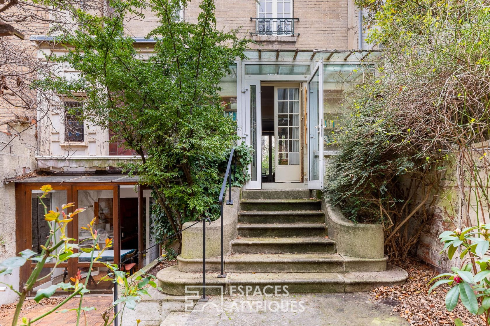 découvrez une maison à rénover idéalement située près de la gare à paris, offrant un fort potentiel pour créer votre espace de vie personnalisé au cœur de la capitale.