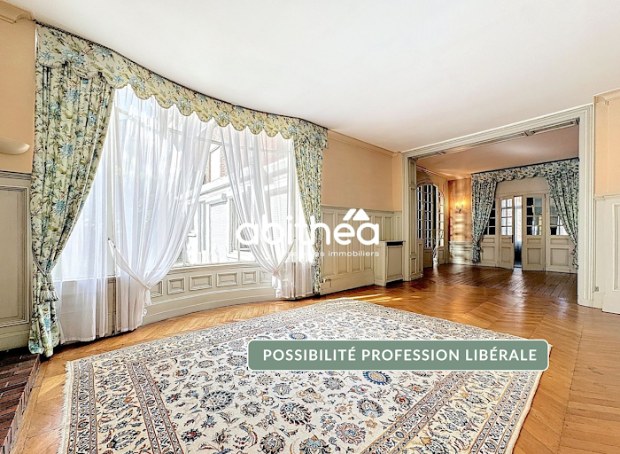 découvrez cette maison à rénover idéalement située près de la gare à paris, offrant un fort potentiel pour un projet immobilier unique.