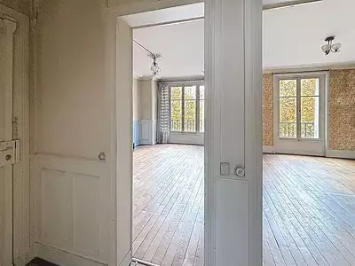 découvrez une maison à rénover idéalement située près du 15e arrondissement de paris, offrant un fort potentiel pour créer votre espace de vie sur mesure.