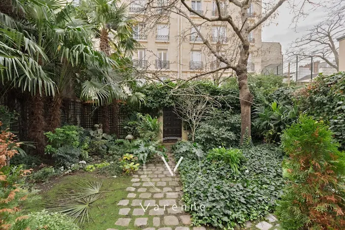maison à rénover près du 15e arrondissement de paris, offrant un fort potentiel pour un projet de rénovation dans un quartier prisé.