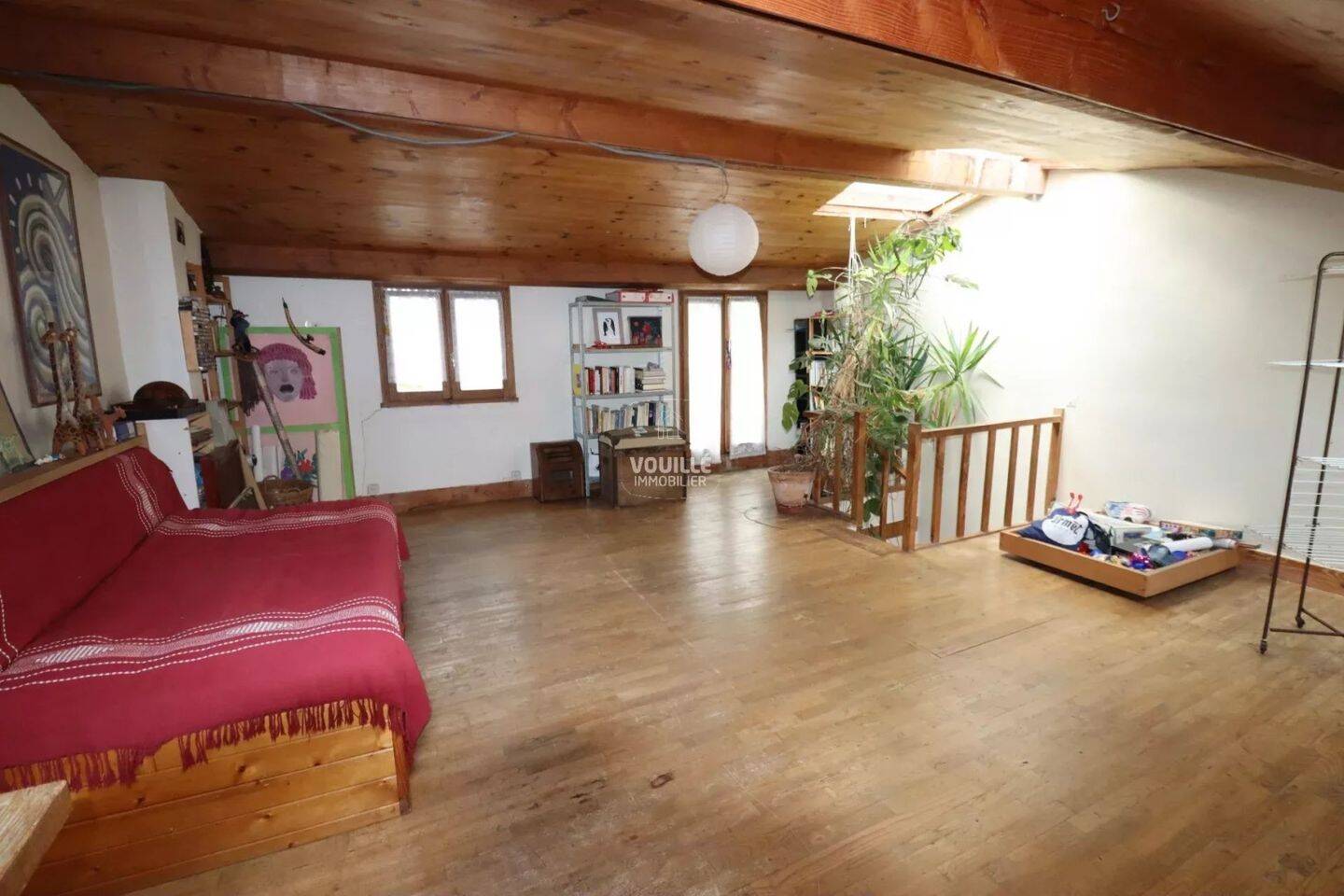 découvrez une maison à rénover idéalement située à proximité du 15e arrondissement de paris, offrant un fort potentiel pour créer votre espace de vie personnalisé.