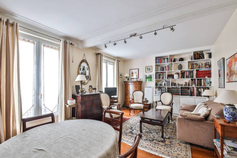 maison à rénover avec vue sur la mer, idéalement située près du 15e arrondissement de paris. opportunité unique pour projet immobilier alliant charme et emplacement privilégié.