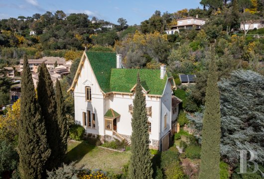 découvrez cette maison à rénover avec vue sur la mer, située près du 15e arrondissement de paris. un emplacement idéal pour un projet immobilier unique alliant charme et potentiel.