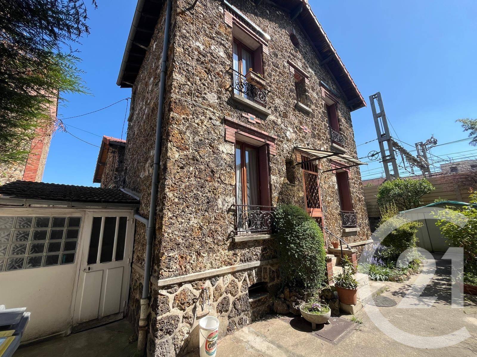 maison avec vue sur la mer à rénover, située à proximité du 15e arrondissement de paris. opportunité unique pour créer votre séjour idéal avec vue exceptionnelle.