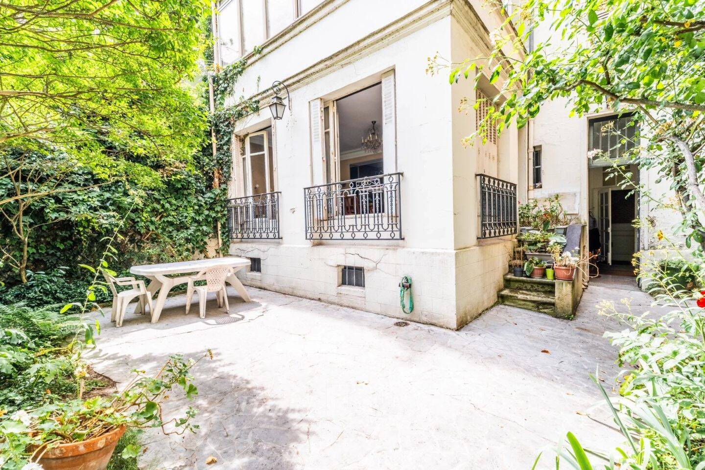 découvrez ce mas à rénover situé dans le 15e arrondissement de paris, offrant un potentiel exceptionnel pour créer un espace de vie unique au cœur de la capitale.