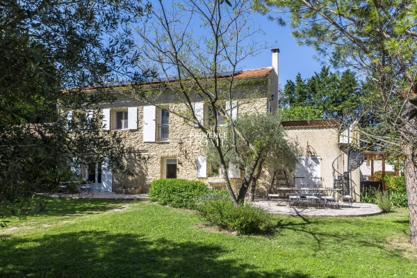 découvrez notre mas à rénover proche de paris, une opportunité idéale pour les amateurs de projets immobiliers souhaitant allier charme de la campagne et proximité de la capitale.