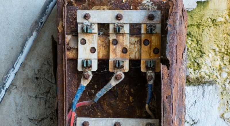 découvrez comment mettre aux normes électriques votre maison ancienne pour garantir sécurité et conformité aux réglementations actuelles.