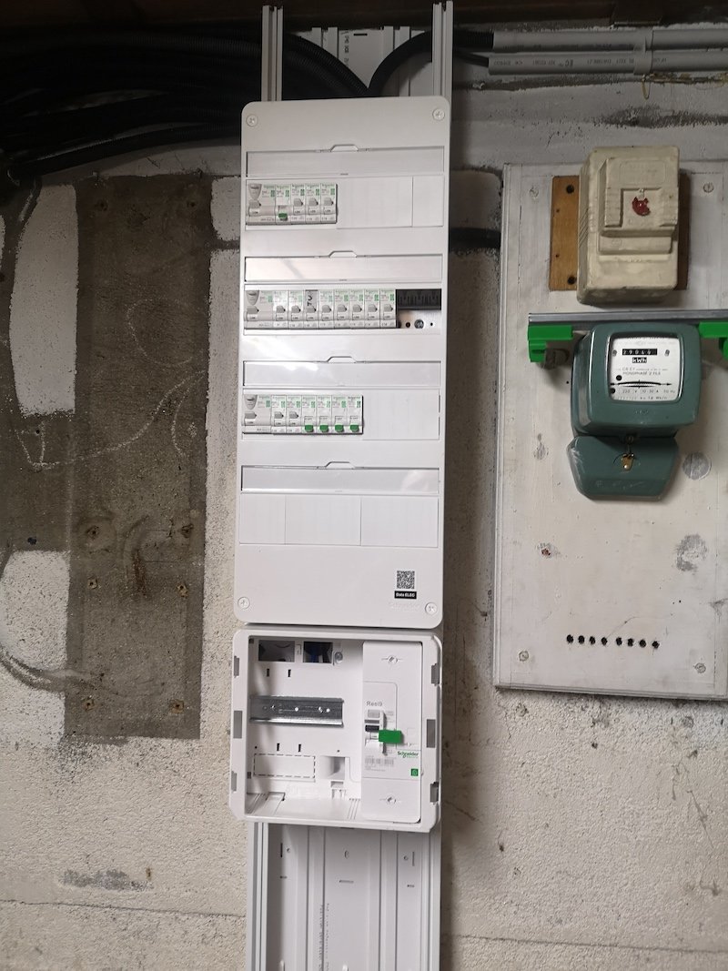 découvrez les normes essentielles pour la rénovation électrique afin d'assurer la sécurité, la conformité et l'efficacité de votre installation électrique domestique.