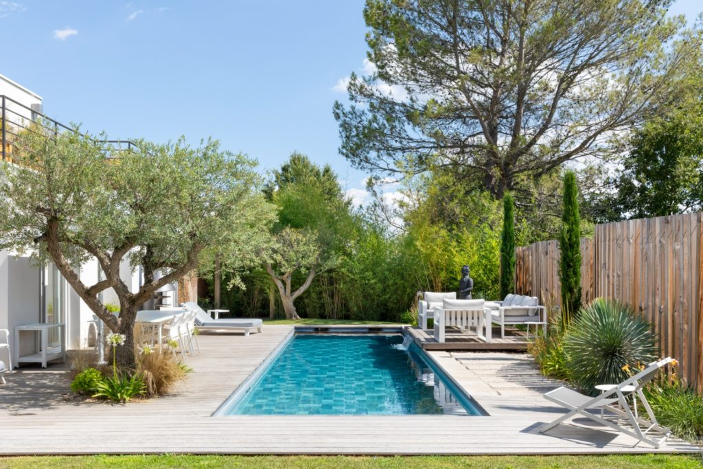 optimisez votre espace extérieur grâce à un édicule sur-mesure, alliant design et fonctionnalité pour créer un environnement personnalisé et pratique.