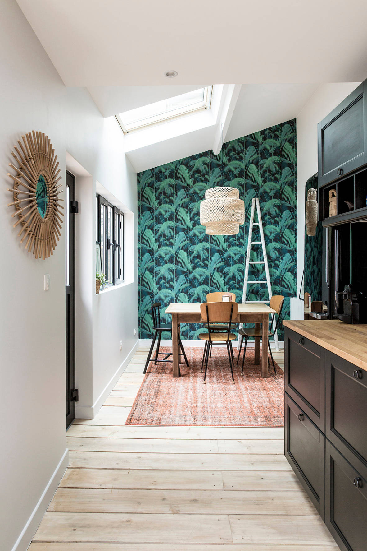 découvrez comment le papier peint pour combles peut transformer votre espace en un lieu unique et élégant. sublimez vos combles avec des designs adaptés à toutes les ambiances.