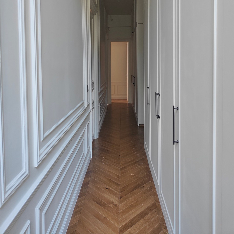 découvrez l'élégance intemporelle du parquet haussmannien, alliant authenticité et raffinement pour sublimer votre intérieur.