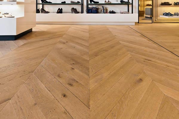 découvrez notre parquet haussmannien élégant, alliant authenticité et raffinement pour sublimer votre intérieur avec charme et sophistication.