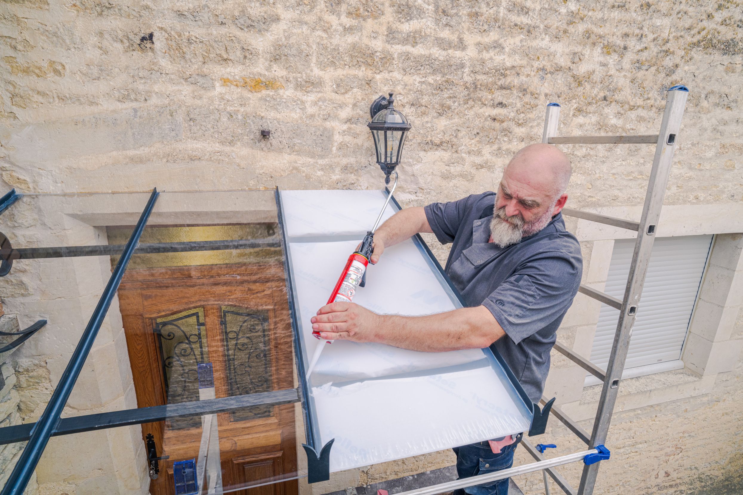 découvrez nos conseils pratiques pour peindre une marquise en bois avec framezelle et sublimer votre extérieur facilement.
