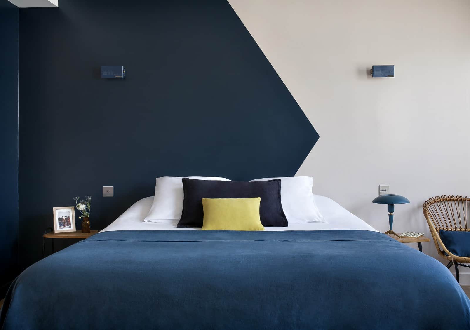 découvrez nos conseils et astuces pour choisir la peinture idéale pour votre chambre, alliant couleur, ambiance et qualité pour un résultat parfait.