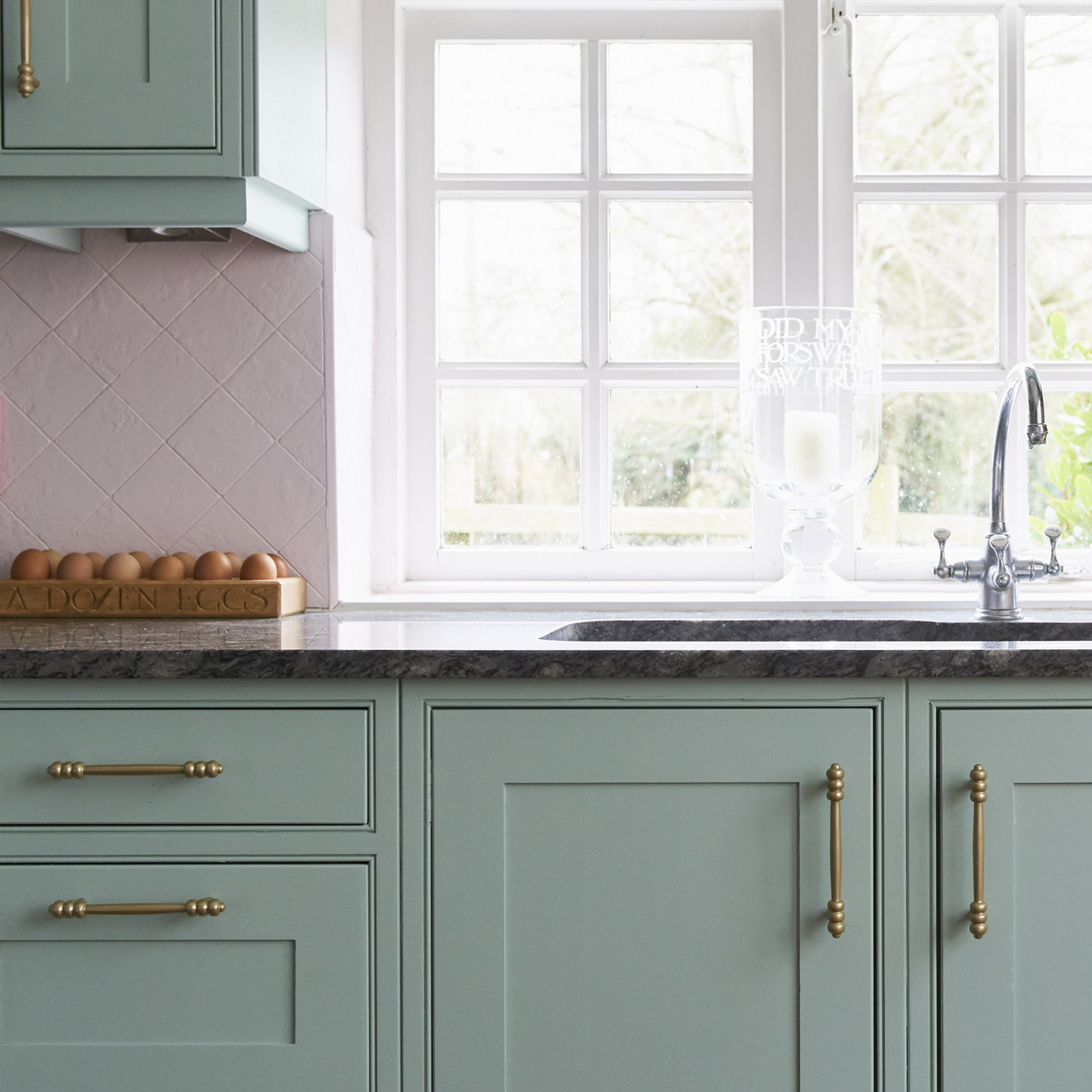 découvrez nos conseils et astuces pour réussir la peinture de vos meubles de cuisine, transformer votre espace avec style et durabilité.