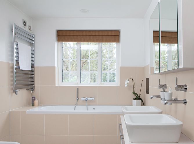 découvrez nos conseils et astuces pour réussir la peinture de votre plafond de salle de bain, avec des produits adaptés à l'humidité et un rendu impeccable.