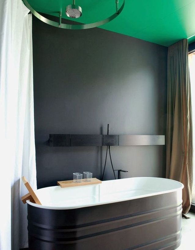 découvrez nos conseils et astuces pour choisir et appliquer la peinture idéale pour le plafond de votre salle de bain, résistante à l'humidité et durable.