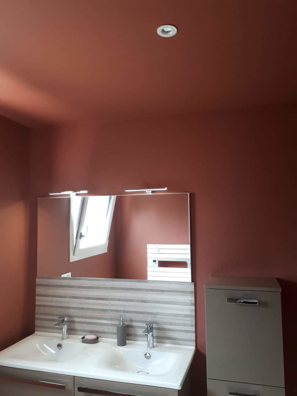 découvrez nos conseils et astuces pour choisir la peinture idéale pour le plafond de votre salle de bain, résistante à l'humidité et facile à appliquer.