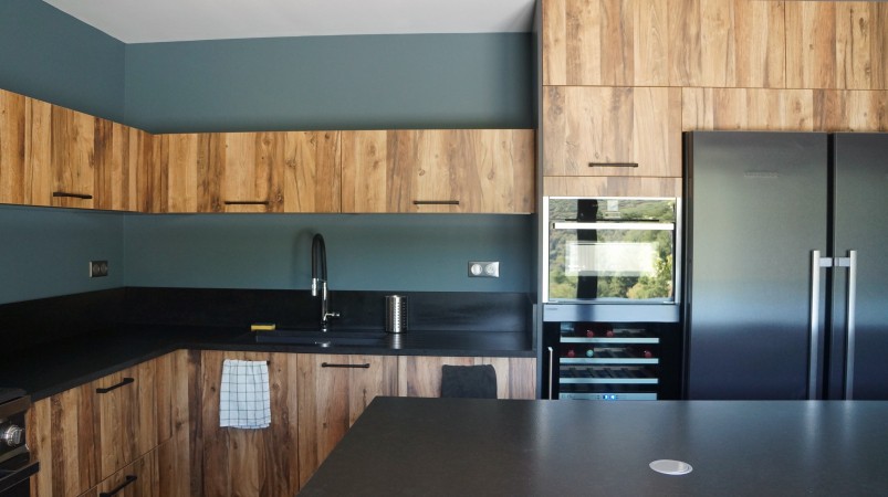 découvrez la peinture idéale pour votre cuisine en chêne : durable, facile à appliquer et conçue pour sublimer et protéger vos meubles en bois.