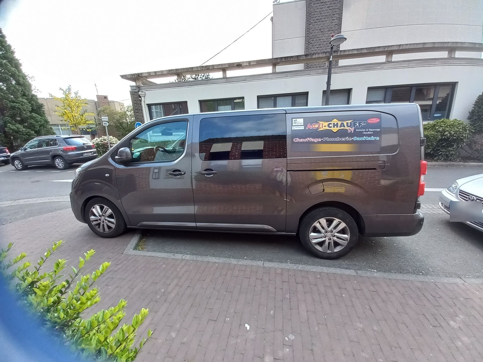 plombier chauffagiste expert à halluin, spécialisé dans l'installation, la réparation et l'entretien de systèmes de plomberie et de chauffage pour une maison confortable et sécurisée.