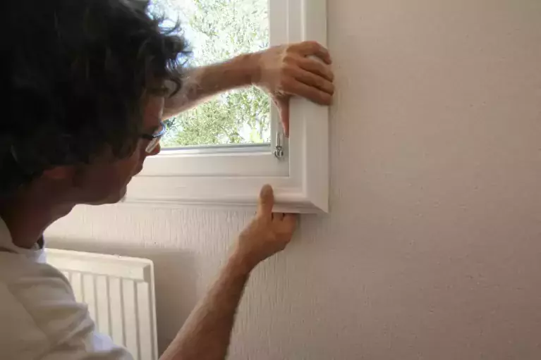 découvrez nos solutions économiques pour la pose de fenêtres, alliant qualité et économies d'énergie pour un confort optimal à moindre coût.