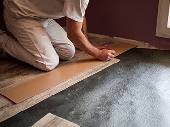 découvrez nos conseils et techniques pour une pose de parquet réussie, que ce soit pour un sol en bois massif, stratifié ou contrecollé.