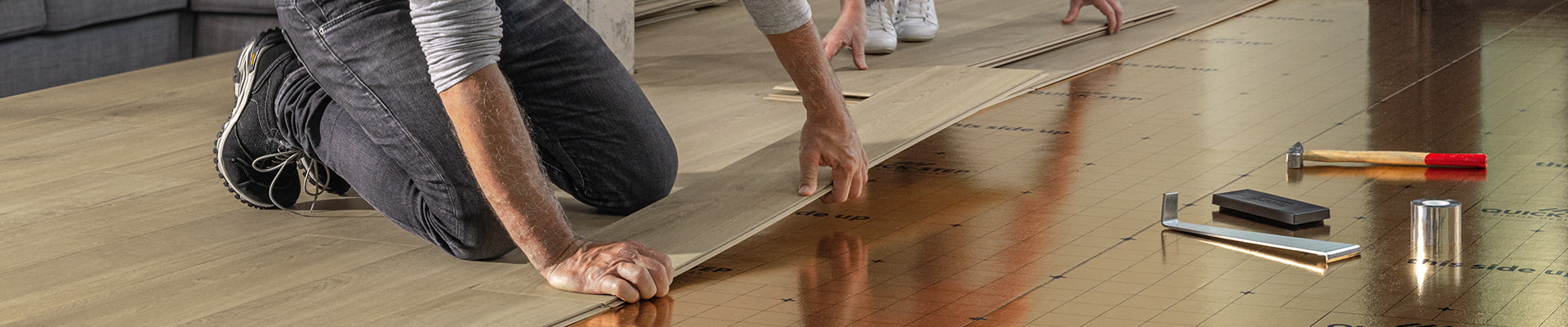 découvrez nos services professionnels de pose de parquet stratifié pour sublimer votre intérieur avec style et durabilité.