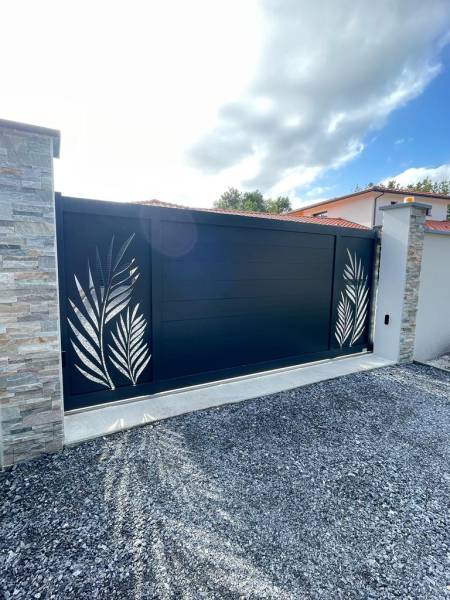 spécialiste en pose de portails électriques : installation rapide et fiable pour sécuriser et automatiser votre entrée.