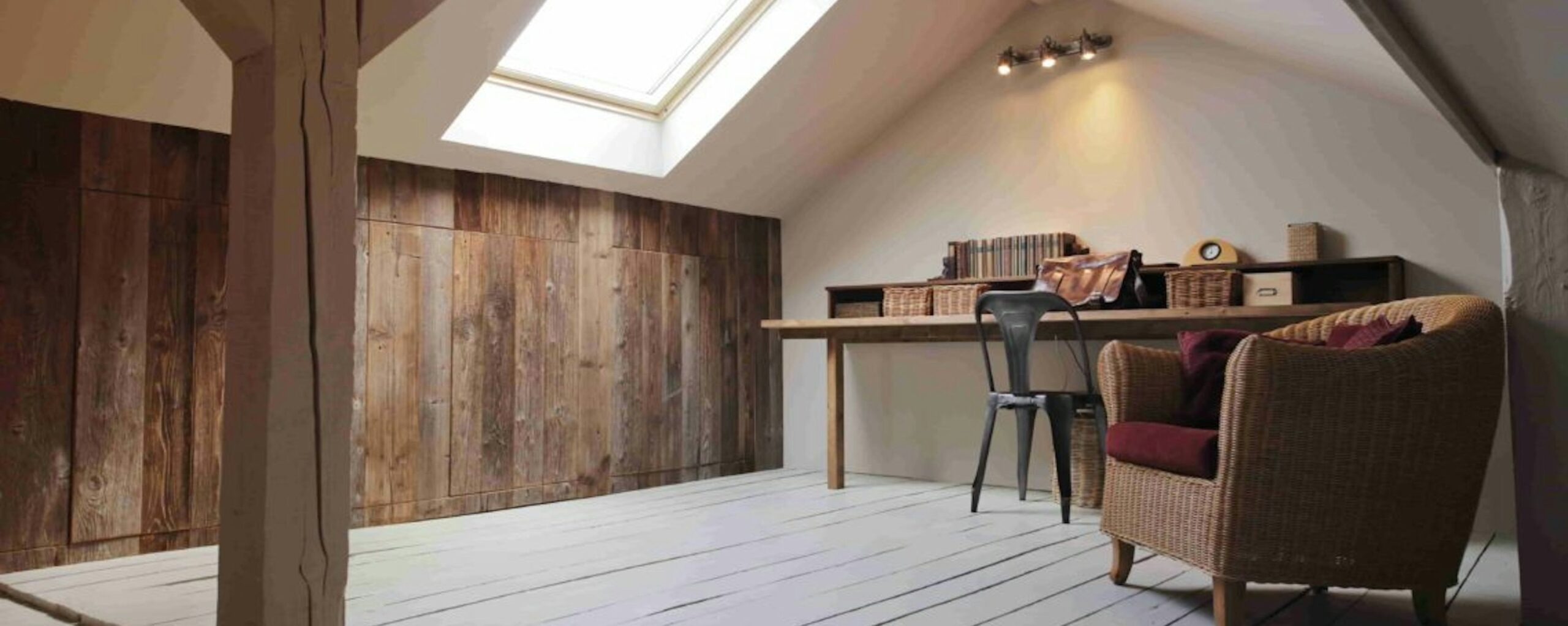 découvrez les prix d'aménagement pour des combles de 60m2 : facteurs influençant le coût, estimations détaillées et conseils pour optimiser votre budget.