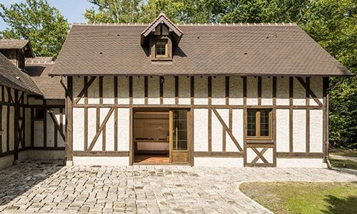 découvrez les tarifs moyens au m2 pour refaire votre toiture et obtenez des conseils pour bien budgétiser vos travaux de rénovation de toiture.