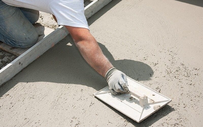 découvrez le prix du béton lissé au m², ses facteurs influençant le coût, et obtenez un devis précis pour vos travaux de revêtement de sol durable et esthétique.