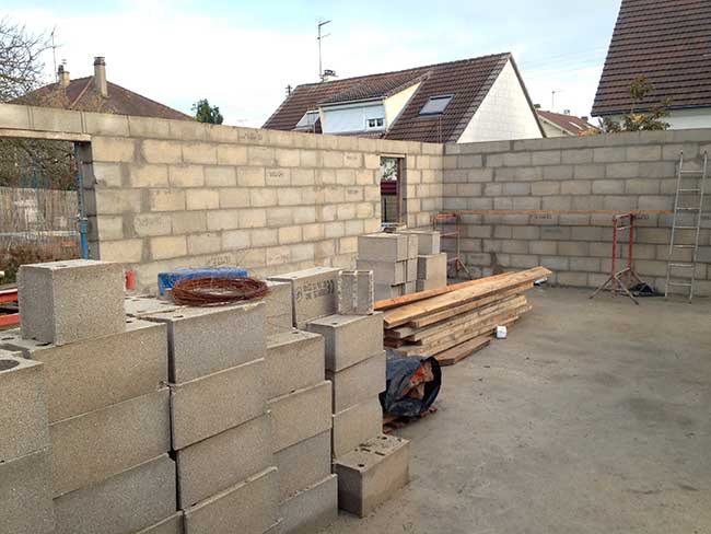 découvrez les prix pour la construction de murs et de toitures, avec des conseils pour bien estimer votre budget et choisir les matériaux adaptés.