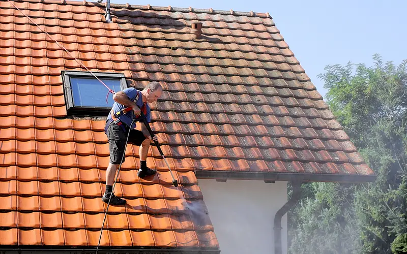 découvrez les tarifs pour un contrôle de toiture professionnel et assurez la durabilité de votre toit grâce à une inspection complète.