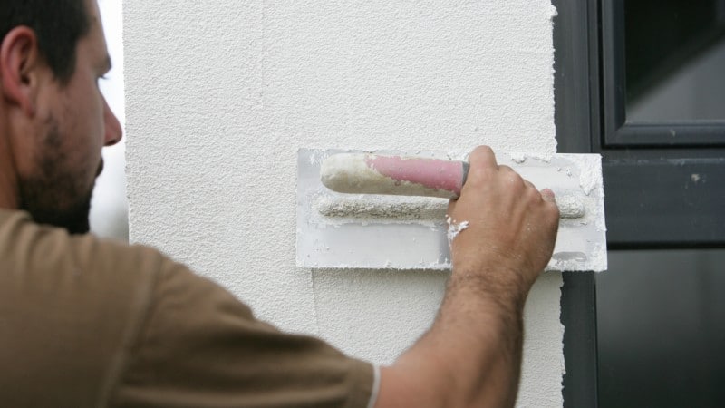 découvrez le prix du crépi façade au mètre carré, les différents types de crépi, leurs avantages, et comment estimer le coût pour vos travaux de rénovation ou construction.