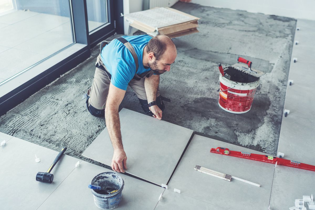 découvrez les facteurs influençant le prix de démolition de carrelage au m² et obtenez des estimations précises pour votre projet de rénovation.