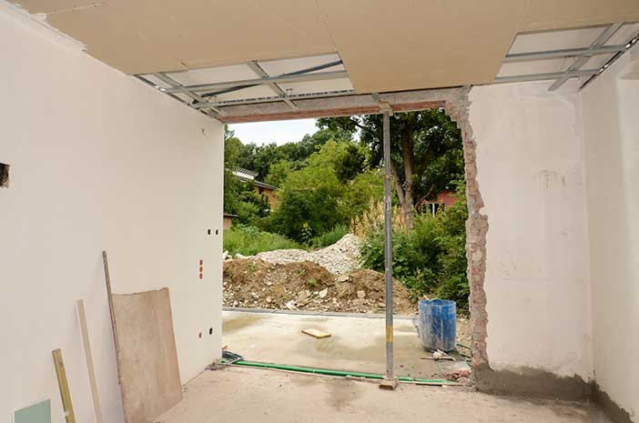 découvrez les prix pour la démolition de cloisons : tarifs, facteurs influents et conseils pour planifier vos travaux de rénovation facilement et à moindre coût.