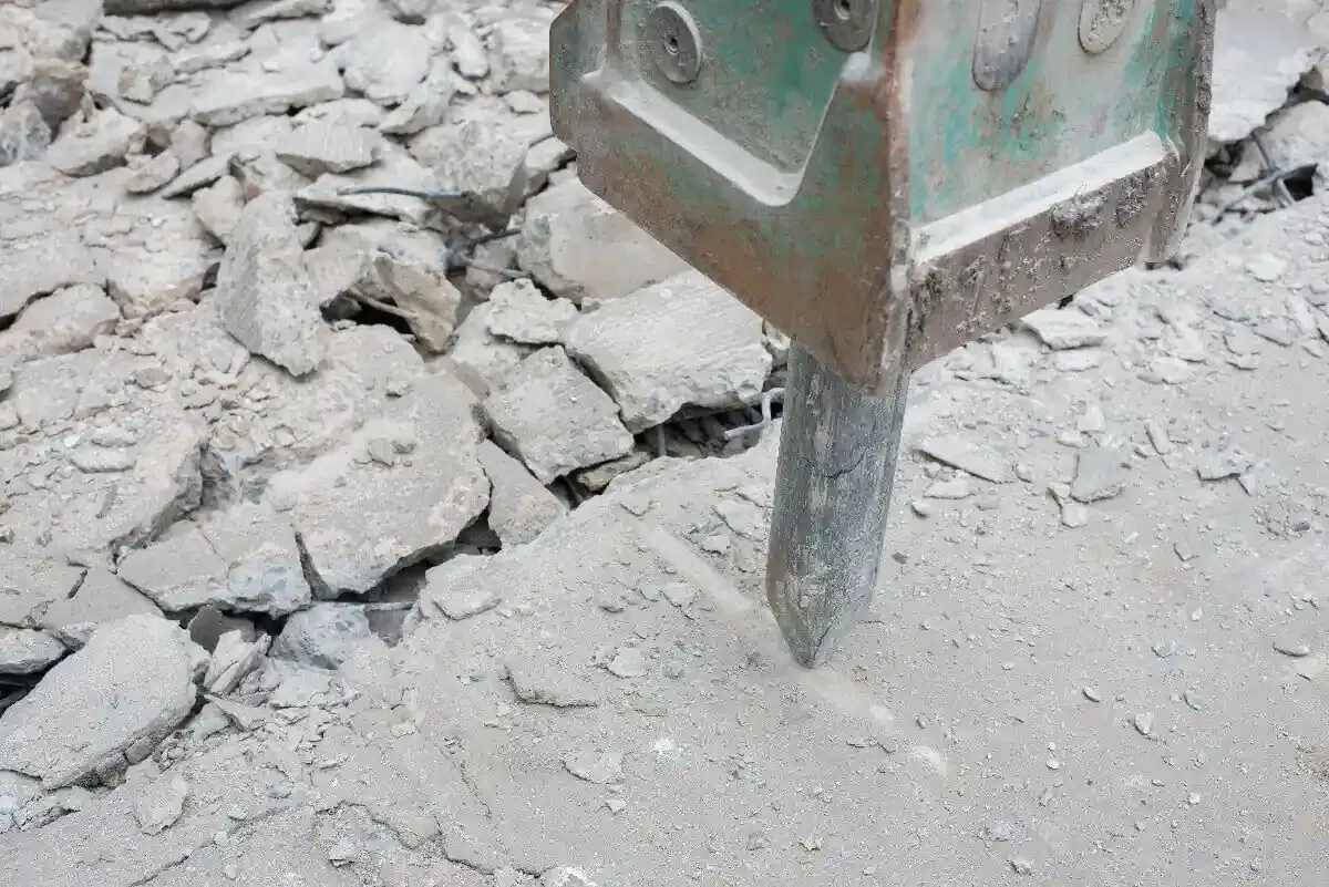 découvrez le prix de la démolition de plafond au m² : tarifs, facteurs influençant le coût et conseils pour choisir le bon professionnel.