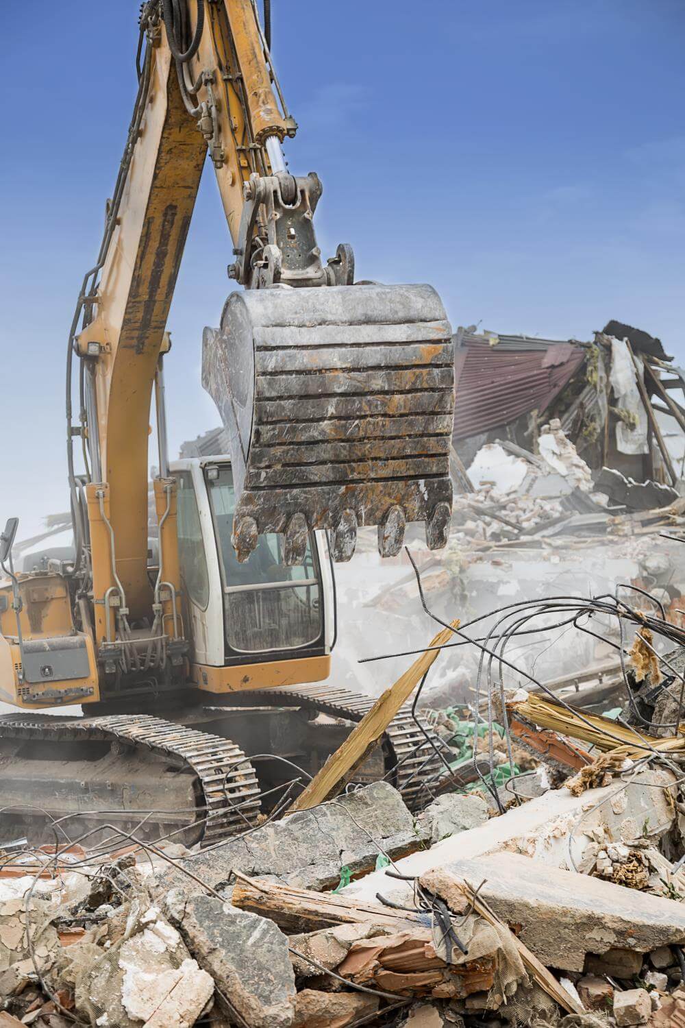 découvrez comment optimiser votre budget pour la démolition de toiture et éviter les mauvaises surprises grâce à nos conseils et astuces.