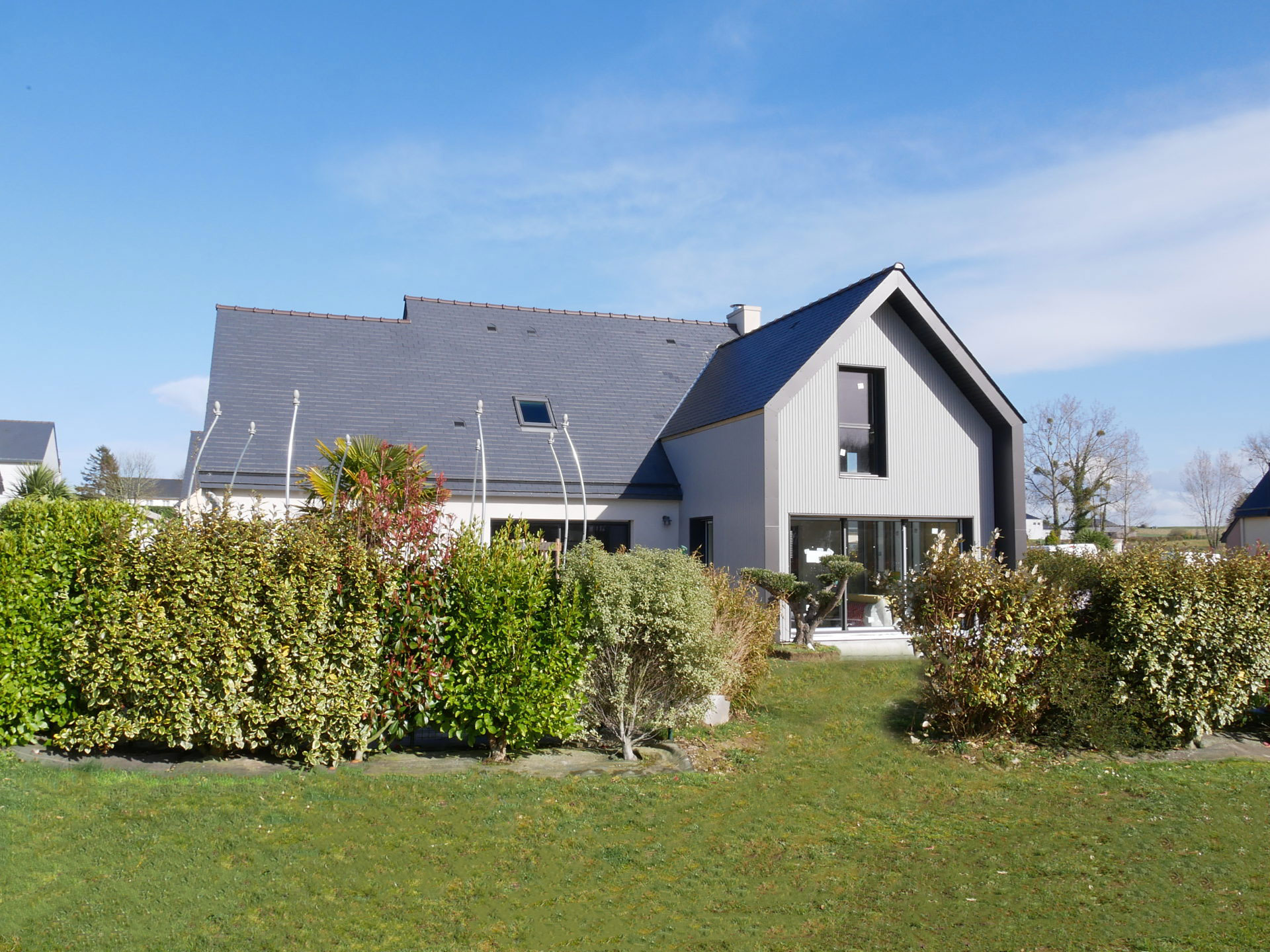 découvrez les prix pour une extension de maison avec étage et planifiez votre projet d'agrandissement en toute sérénité. obtenez un aperçu des coûts selon les matériaux et la complexité des travaux.