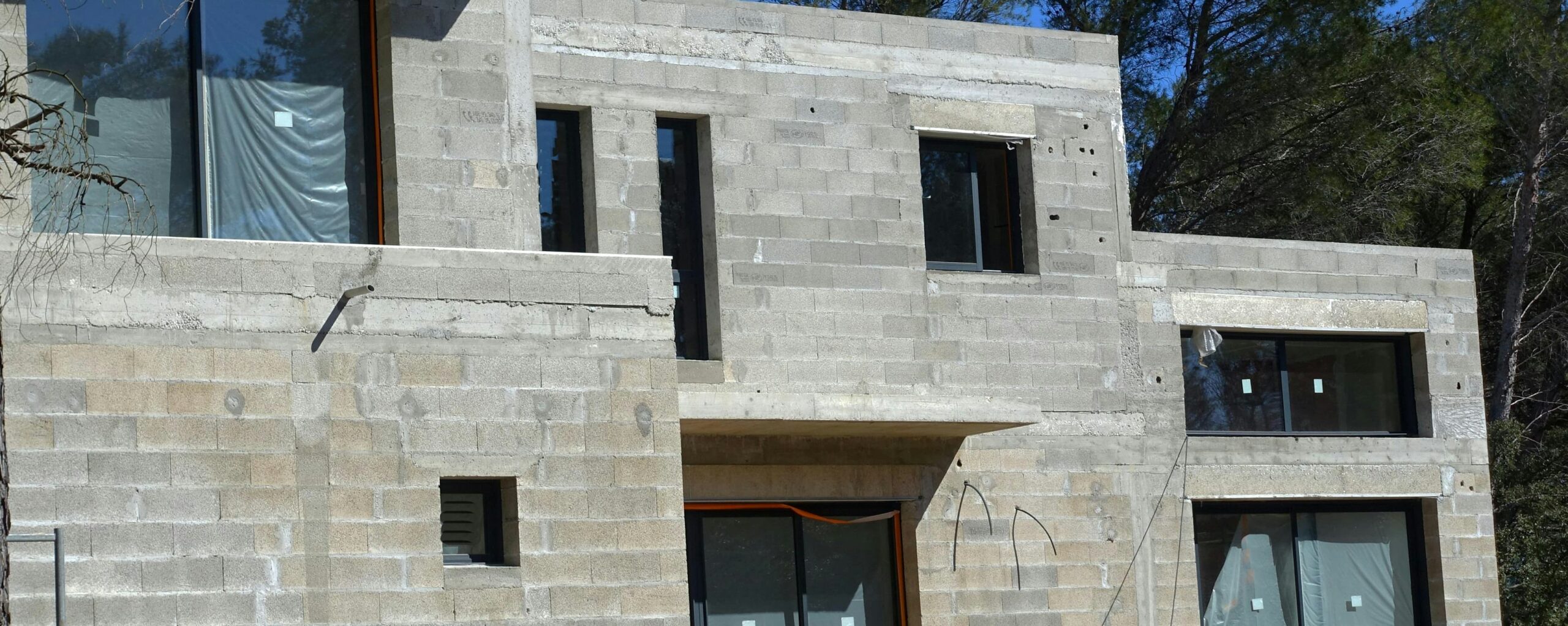 comparez les prix d'une extension de maison en bois et en parpaing pour choisir la solution la plus adaptée à votre budget et à vos besoins.