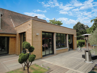 comparez le prix d'une extension de maison en bois avec celle en parpaing pour faire le meilleur choix selon votre budget et vos besoins.